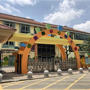 Using a thermometer in a kindergarten in Shenzhen